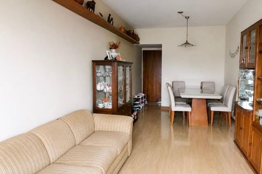 Sala de estar com sofá, mesa e cadeiras, armários e prateleiras, com um ambiente aconchegante e acolhedor. de apartamento à venda com 3 quartos, 88m² em Freguesia (Jacarepaguá), Rio de Janeiro