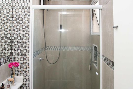 Banheiro de apartamento à venda com 2 quartos, 43m² em Canhema, Diadema