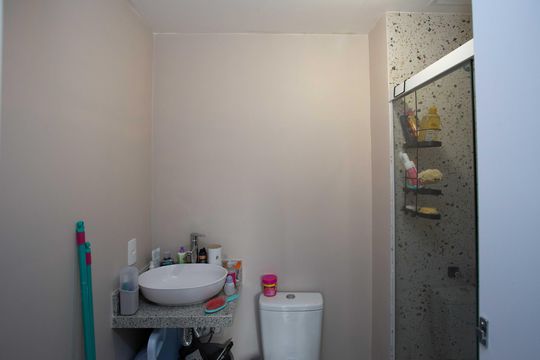 Banheiro de apartamento à venda com 2 quartos, 45m² em Canhema, Diadema