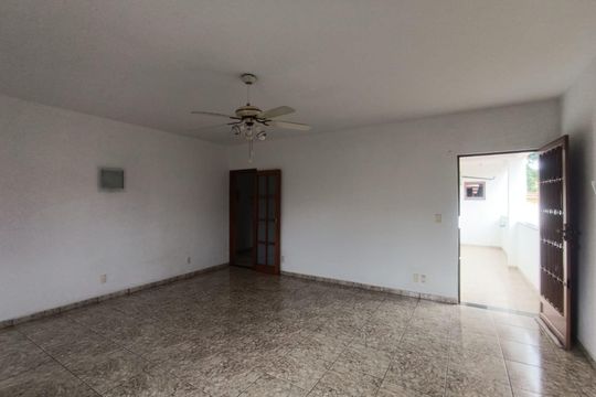 Sala de casa para alugar com 4 quartos, 180m² em Vila Dagmar, Belford Roxo