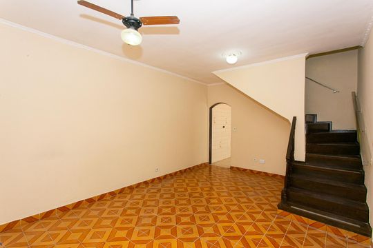Casa para alugar com 3 quartos, 220m² em Chácara Seis de Outubro, São Paulo