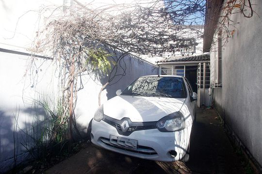 Garagem  de casa à venda com 3 quartos, 180m² em Azenha, Porto Alegre