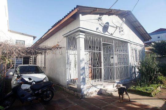 Fachada de casa à venda com 3 quartos, 180m² em Azenha, Porto Alegre