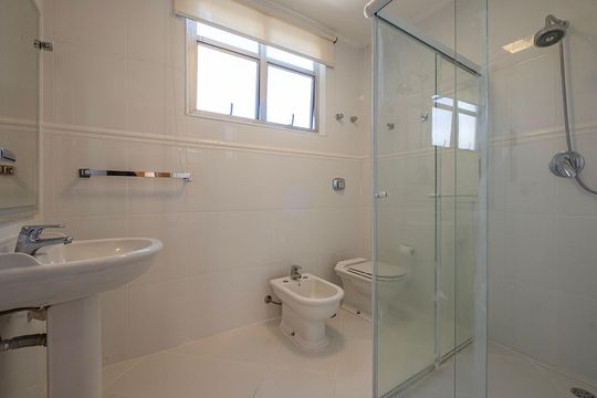 Banheiro 1 de apartamento para alugar com 3 quartos, 137m² em Jardim Europa, São Paulo