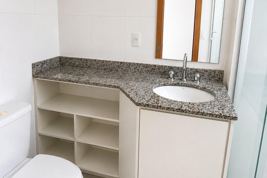 Banheiro 1 de apartamento para alugar com 2 quartos, 70m² em São João, Porto Alegre