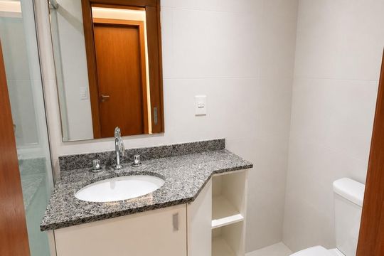 Banheiro 2 de apartamento para alugar com 2 quartos, 70m² em São João, Porto Alegre