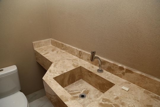Banheiro Suíte 2 de casa à venda com 3 quartos, 118m² em Vila Redencao, Goiânia