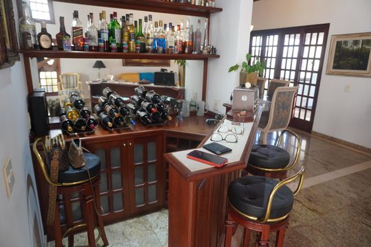 Detalhe Sala de casa de condomínio à venda com 5 quartos, 380m² em Alphaville, Santana de Parnaíba