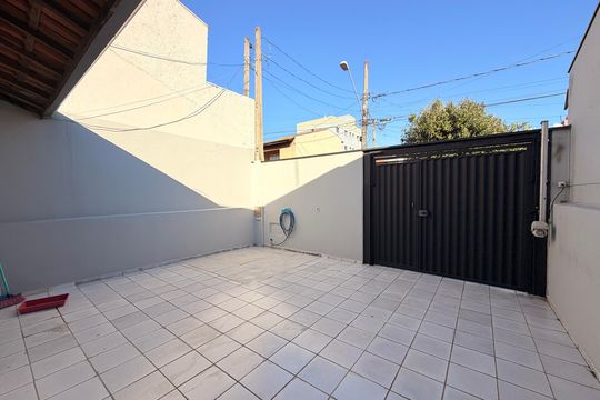 Garagem de casa à venda com 2 quartos, 123m² em Parque Residencial Almerinda Chaves, Jundiaí