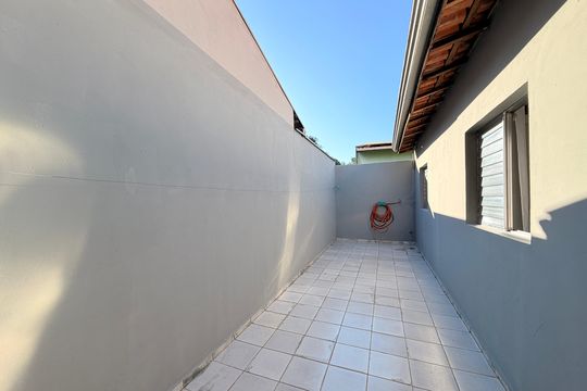 Quintal de casa à venda com 2 quartos, 123m² em Parque Residencial Almerinda Chaves, Jundiaí