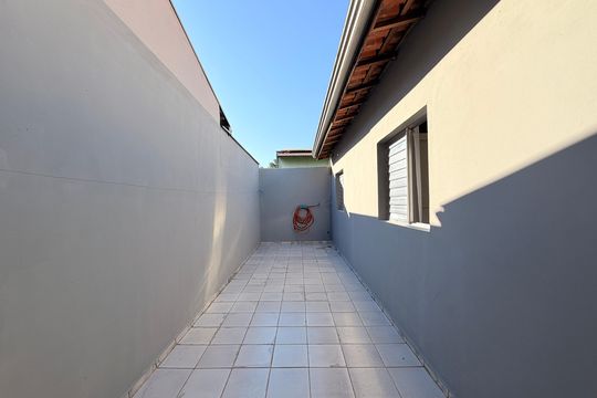 Quintal de casa à venda com 2 quartos, 123m² em Parque Residencial Almerinda Chaves, Jundiaí