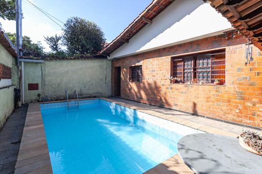 Piscina de casa à venda com 3 quartos, 250m² em Alípio de Melo, Belo Horizonte