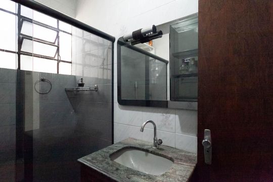 Banheiro social de casa à venda com 3 quartos, 250m² em Alípio de Melo, Belo Horizonte