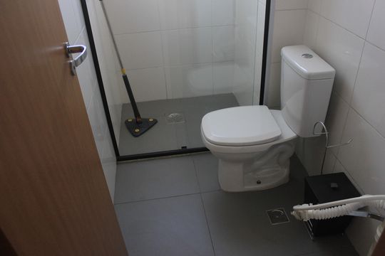 Banheiro  de apartamento para alugar com 2 quartos, 43m² em Vila Barros, Guarulhos