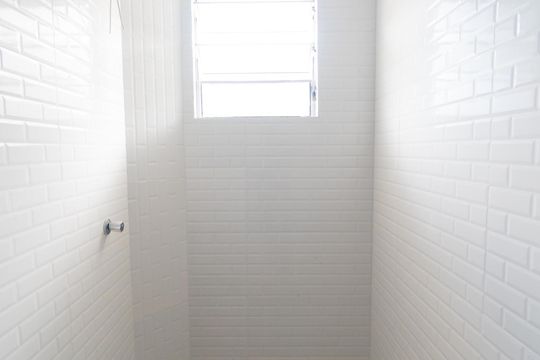 Banheiro de kitnet/studio para alugar com 1 quarto, 26m² em Vila do Encontro, São Paulo