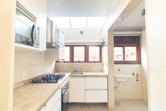 Cozinha de apartamento para alugar com 3 quartos, 140m² em Petrópolis, Porto Alegre