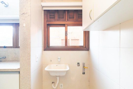 Área de serviço de apartamento para alugar com 3 quartos, 140m² em Petrópolis, Porto Alegre
