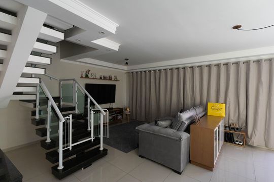 Sala de casa de condomínio à venda com 3 quartos, 150m² em Vila Pedra Branca, São Paulo