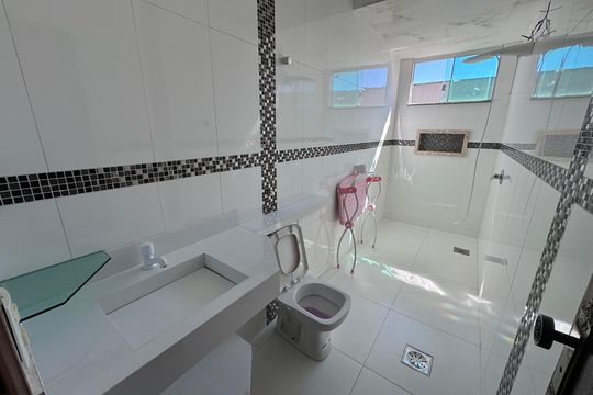 Banheiro da Suíte 4 de casa para alugar com 5 quartos, 964m² em Colônia Agrícola Samambaia, Brasília