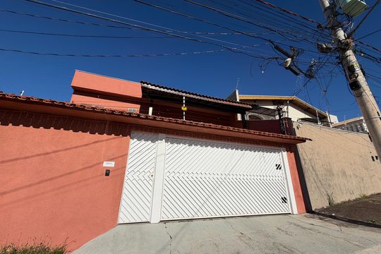 Fachada de casa à venda com 3 quartos, 186m² em Vila Aparecida, Jundiaí