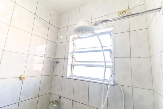 Banheiro de casa para alugar com 2 quartos, 250m² em Jardim das Oliveiras, São Paulo