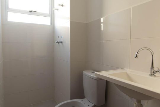 Banheiro da Suíte 1 de apartamento para alugar com 2 quartos, 46m² em Rio do Ouro, São Gonçalo