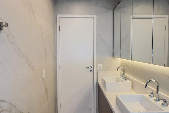 Banheiro da Suíte 1 de apartamento para alugar com 3 quartos, 167m² em Jardim das Acacias, São Paulo