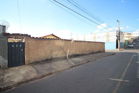 Fachada de casa à venda com 2 quartos, 374m² em Milionários, Belo Horizonte