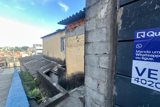Fachada de casa à venda com 2 quartos, 280m² em Vila Militar, Barueri