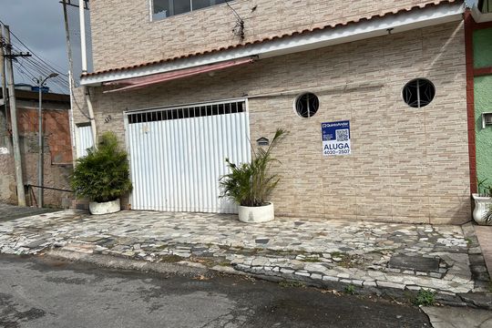 Fachada + placa de casa para alugar com 2 quartos, 80m² em Guadalupe, Rio de Janeiro