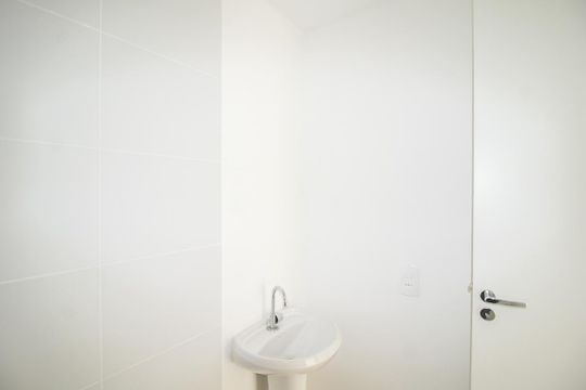 Banheiro de apartamento para alugar com 2 quartos, 34m² em Parque Industrial Tomas Edson, São Paulo