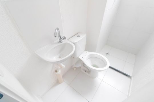 Banheiro de apartamento para alugar com 2 quartos, 46m² em Inhoaíba, Rio de Janeiro
