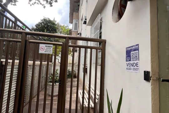 Placa  de apartamento à venda com 1 quarto, 40m² em Leblon, Rio de Janeiro