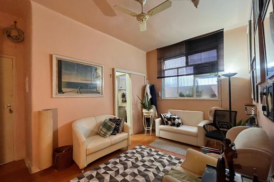 Sala  de apartamento à venda com 1 quarto, 40m² em Leblon, Rio de Janeiro