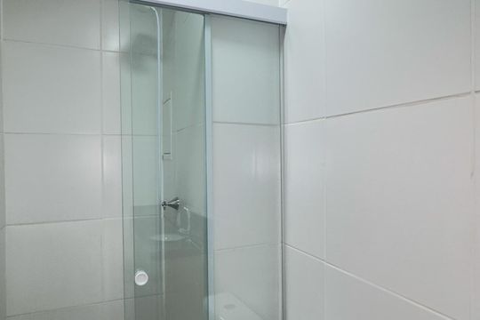 Banheiro de apartamento para alugar com 2 quartos, 33m² em Jardim Caravelas, São Paulo