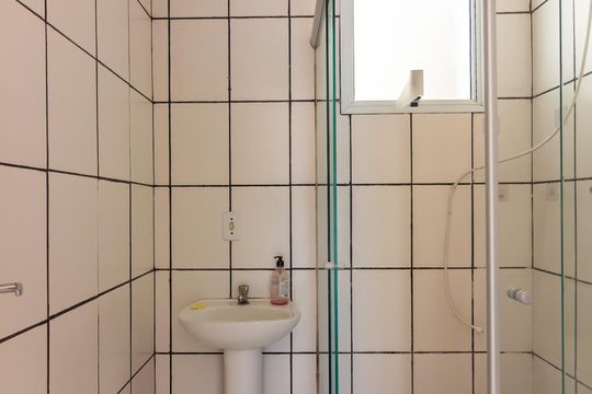 Banheiro de apartamento para alugar com 2 quartos, 52m² em São Pedro, Osasco