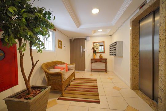 Hall de entrada/Elevador de apartamento para alugar com 2 quartos, 76m² em Jurerê, Florianópolis