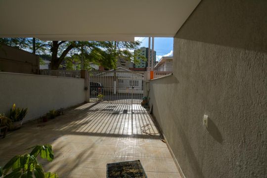 QUINTAL / GARAGEM de casa à venda com 3 quartos, 220m² em Jardim das Vertentes, São Paulo