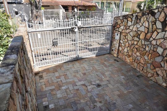 Garagem de casa à venda com 5 quartos, 240m² em Santa Amelia, Belo Horizonte