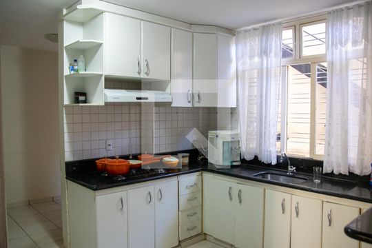 Casa à venda com 4 quartos, 240m² em Jardim Novo Mundo, Goiânia