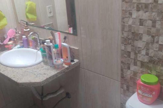 Banheiro de casa para alugar com 3 quartos, 80m² em Condomínio Porto Seguro, Rio das Ostras
