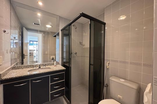 Banheiro Social de apartamento para alugar com 2 quartos, 74m² em Barra da Tijuca, Rio de Janeiro