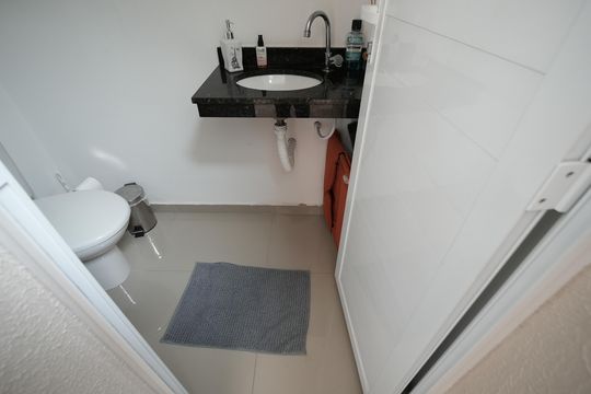 Banheiro de serviço de apartamento à venda com 2 quartos, 76m² em Vila Floresta, Santo André