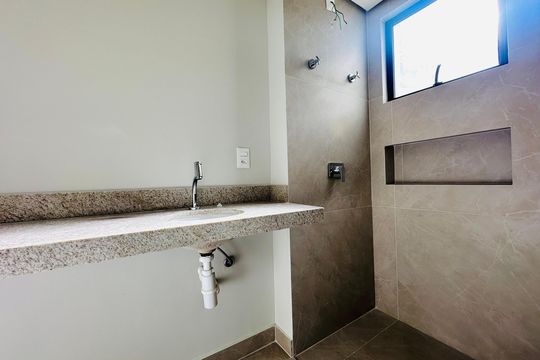 Banheiro da Suíte 1 de apartamento à venda com 2 quartos, 60m² em Anchieta, Belo Horizonte