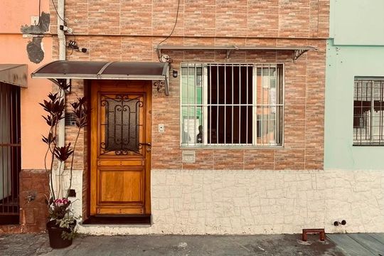 Fachada de casa à venda com 2 quartos, 80m² em Alto do Pari, São Paulo