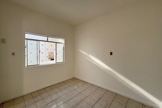 Sala de casa para alugar com 2 quartos, 161m² em Jardim Bandeirantes, Contagem