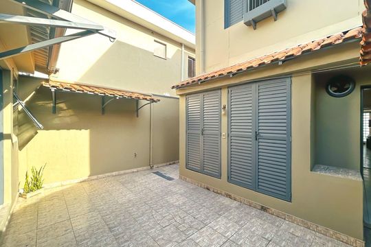Quintal de casa à venda com 3 quartos, 180m² em Granja Julieta, São Paulo