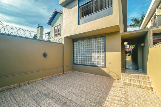 Garagem de casa à venda com 3 quartos, 180m² em Granja Julieta, São Paulo
