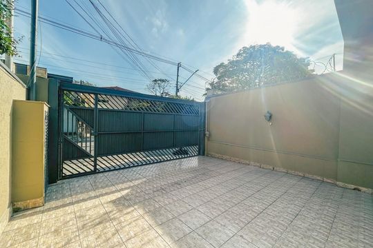 Garagem de casa à venda com 3 quartos, 180m² em Granja Julieta, São Paulo