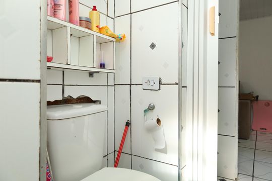 Banheiro social de apartamento à venda com 2 quartos, 35m² em Conjunto Residencial José Bonifácio, São Paulo